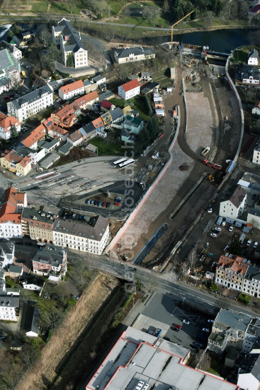 Döbeln from the bird's eye view: Expansion and securing construction sites to the shore areas of the river course of Flutmulde in Doebeln in Saxony