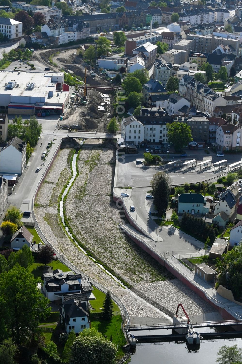 Döbeln from the bird's eye view: Expansion and securing construction sites to the shore areas of the river course of Flutmulde in Doebeln in Saxony