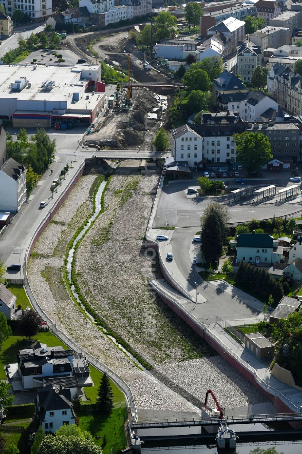 Aerial image Döbeln - Expansion and securing construction sites to the shore areas of the river course of Flutmulde in Doebeln in Saxony