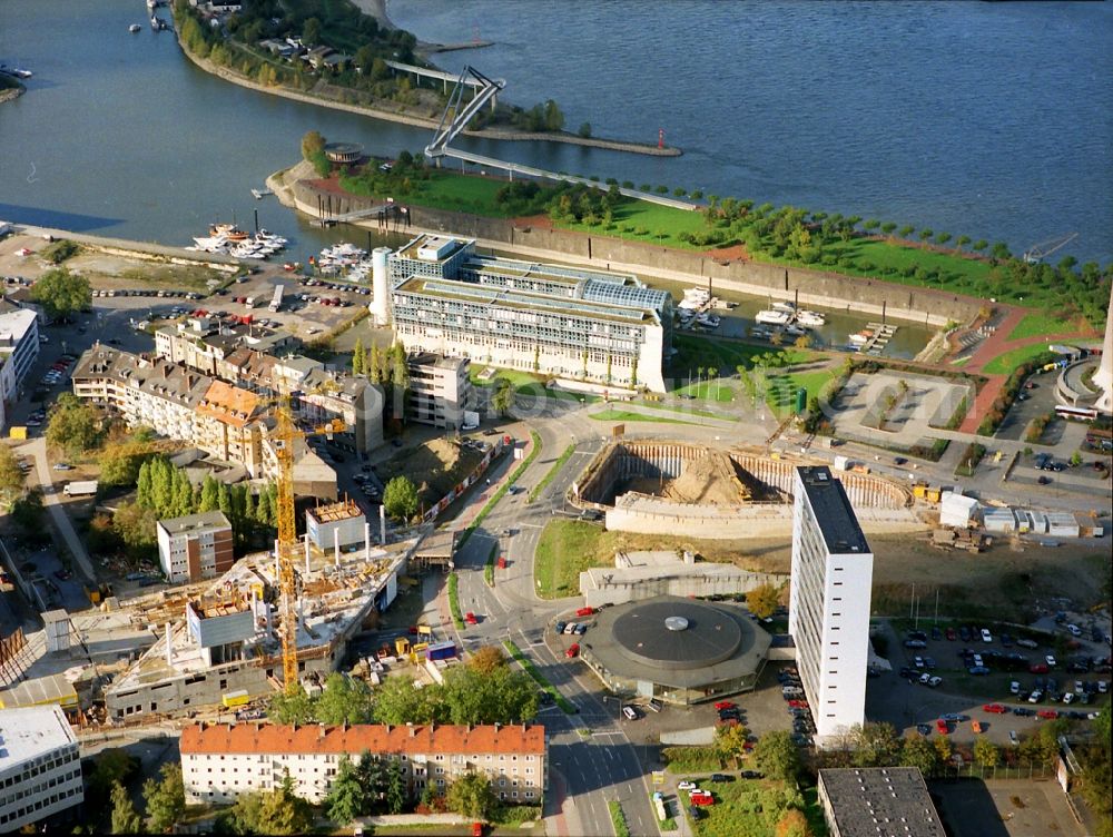 Düsseldorf from above - Riparian zones on the course of the river Am Handelshafen - Parlonentsufer in the district Unterbilk in Duesseldorf in the state North Rhine-Westphalia, Germany