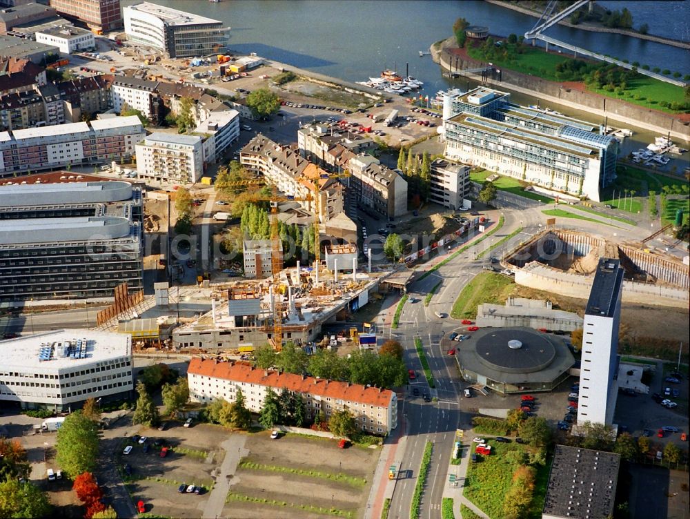 Düsseldorf from the bird's eye view: Riparian zones on the course of the river Am Handelshafen - Parlonentsufer in the district Unterbilk in Duesseldorf in the state North Rhine-Westphalia, Germany