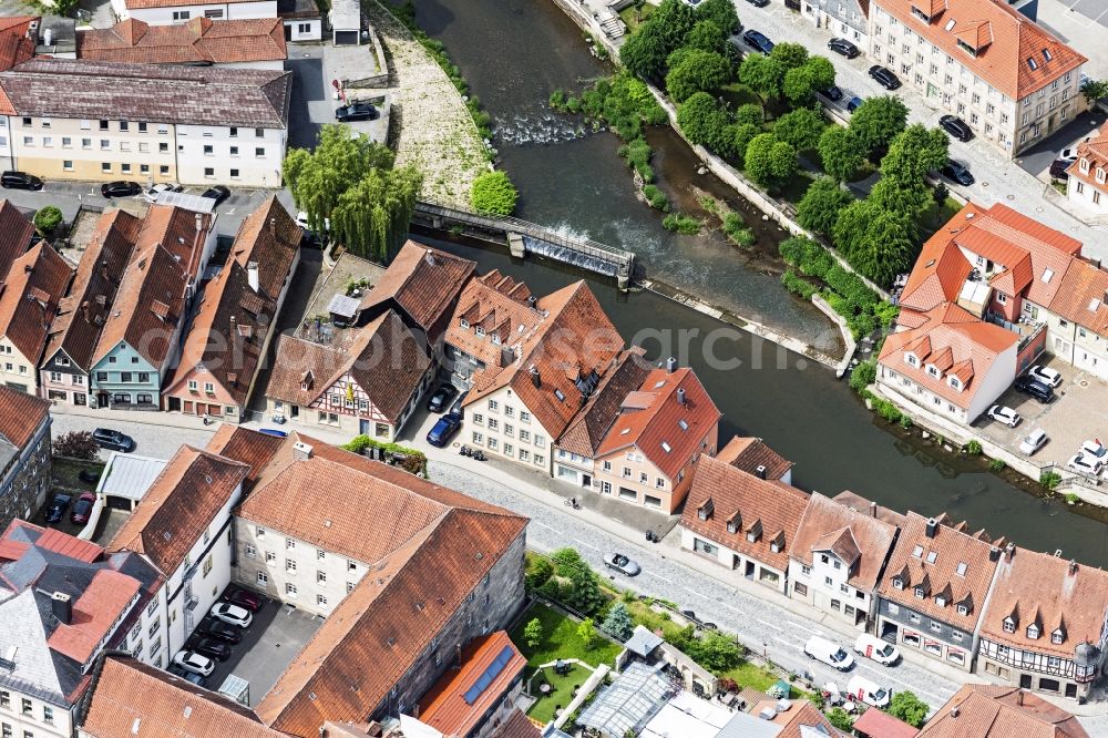 Kronach from the bird's eye view: Riparian zones on the course of the river Hasslach in the Altstadt in Kronach in the state Bavaria, Germany