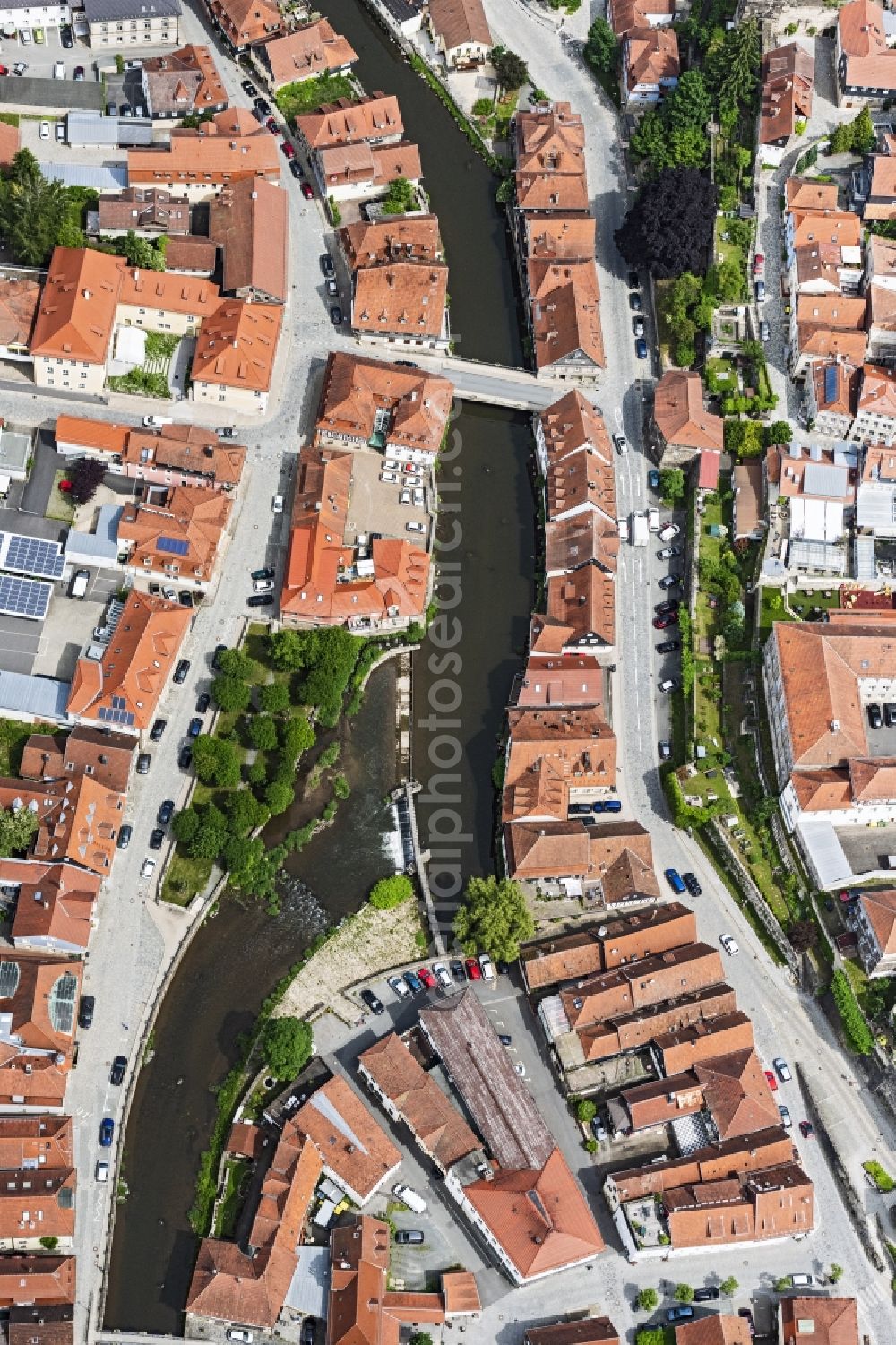 Aerial photograph Kronach - Riparian zones on the course of the river Hasslach in the Altstadt in Kronach in the state Bavaria, Germany