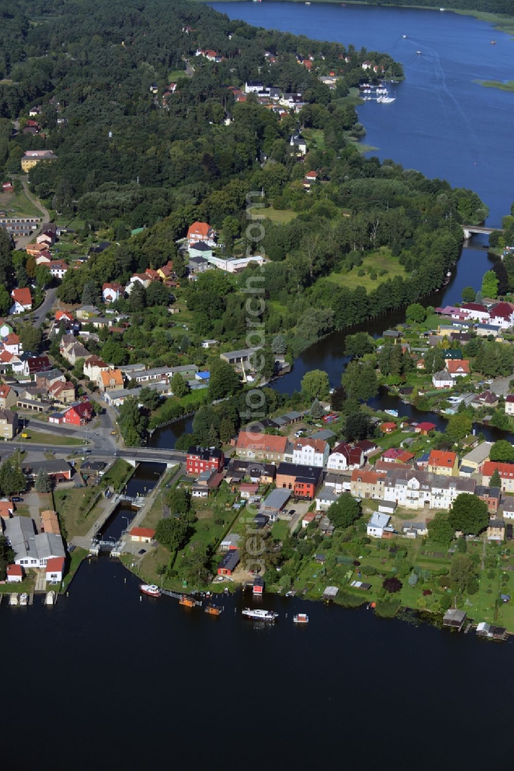 Fürstenberg/Havel from the bird's eye view: Riparian zones on the course of the river Havel with the Baalensee in the front, the Schleusenhavel and the Roeblinsee in Fuerstenberg/Havel in the state Brandenburg