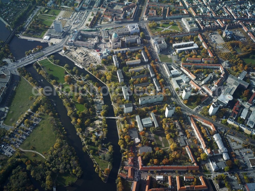 Aerial photograph Potsdam - Riparian zones on the course of the river Havel at the Freundschaftsinsel in Potsdam in the state Brandenburg