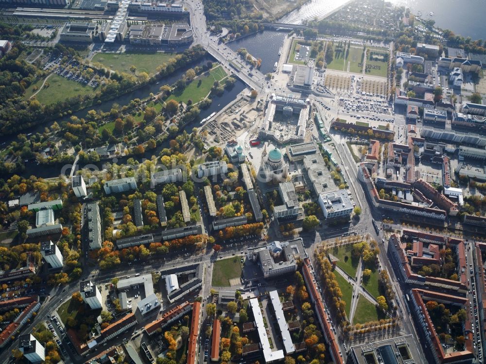 Potsdam from the bird's eye view: Riparian zones on the course of the river Havel at the Freundschaftsinsel in Potsdam in the state Brandenburg