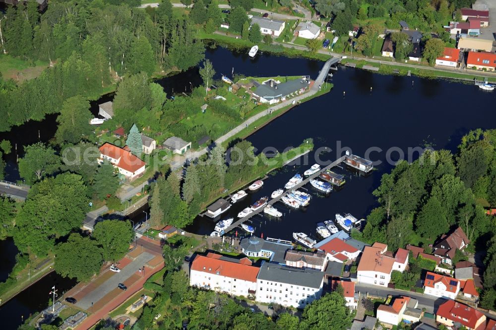 Zehdenick from the bird's eye view: Riparian zones on the course of the river Havel near the Treidelweg in Zehdenick in the state Brandenburg