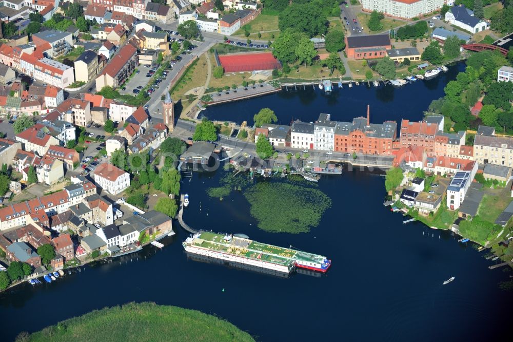 Aerial image Brandenburg an der Havel - Riparian zones on the course of the river Havel on Muehlendamm in Brandenburg an der Havel in the state Brandenburg