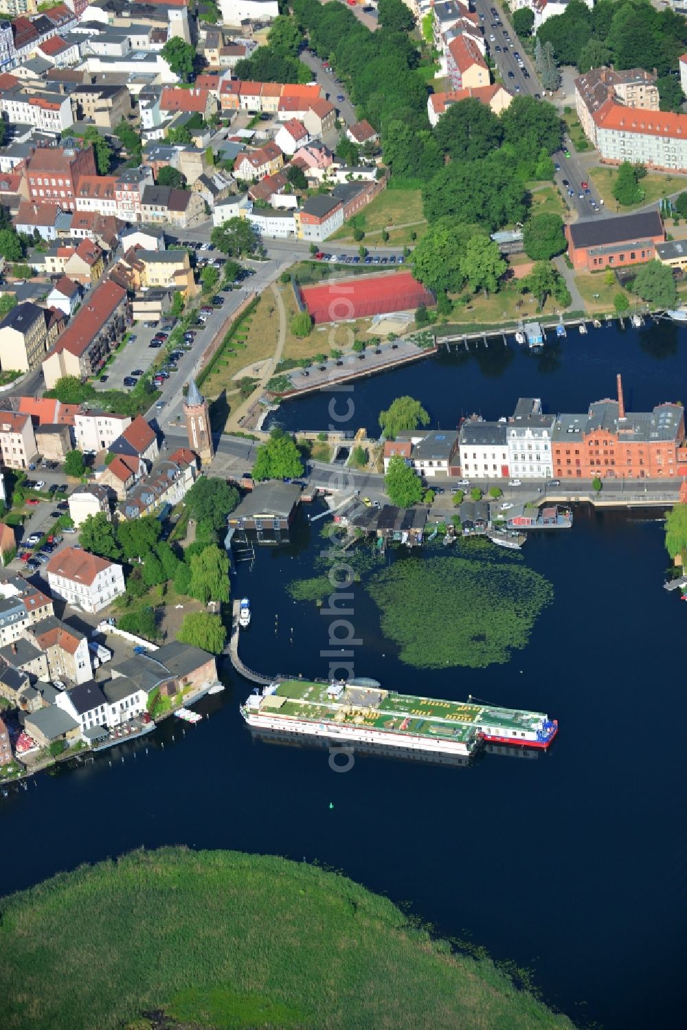 Aerial photograph Brandenburg an der Havel - Riparian zones on the course of the river Havel on Muehlendamm in Brandenburg an der Havel in the state Brandenburg