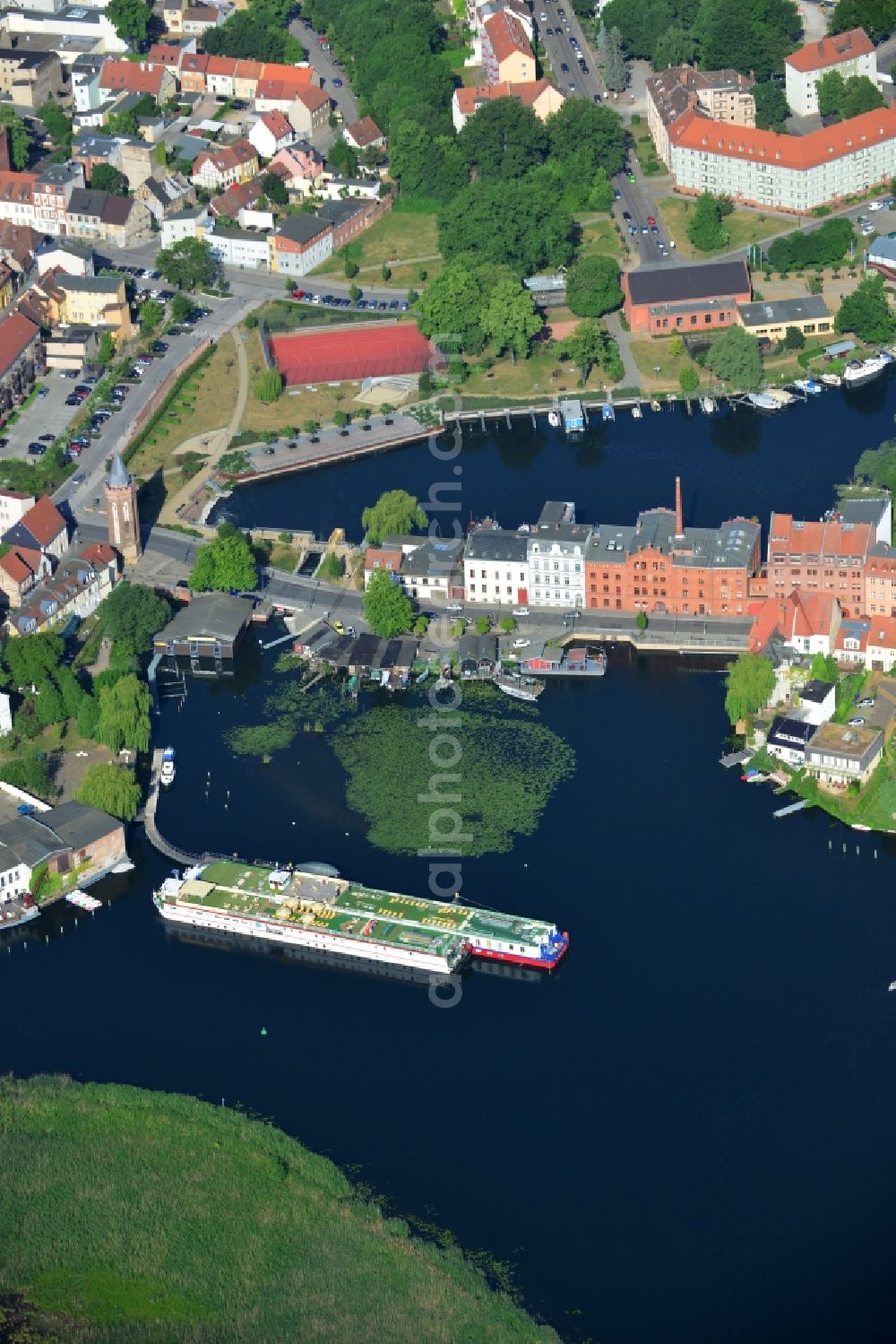 Brandenburg an der Havel from above - Riparian zones on the course of the river Havel on Muehlendamm in Brandenburg an der Havel in the state Brandenburg