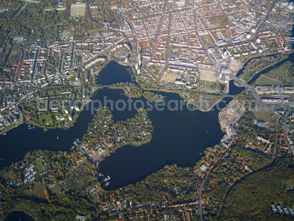 Aerial photograph Potsdam - Riparian zones on the course of the river Havel at the Neue Fahrt in Potsdam in the state Brandenburg