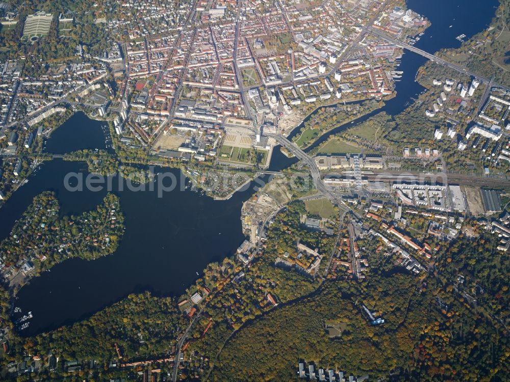 Potsdam from above - Riparian zones on the course of the river Havel at the Neue Fahrt in Potsdam in the state Brandenburg