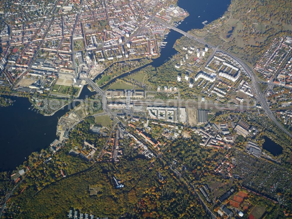 Potsdam from the bird's eye view: Riparian zones on the course of the river Havel at the Neue Fahrt in Potsdam in the state Brandenburg