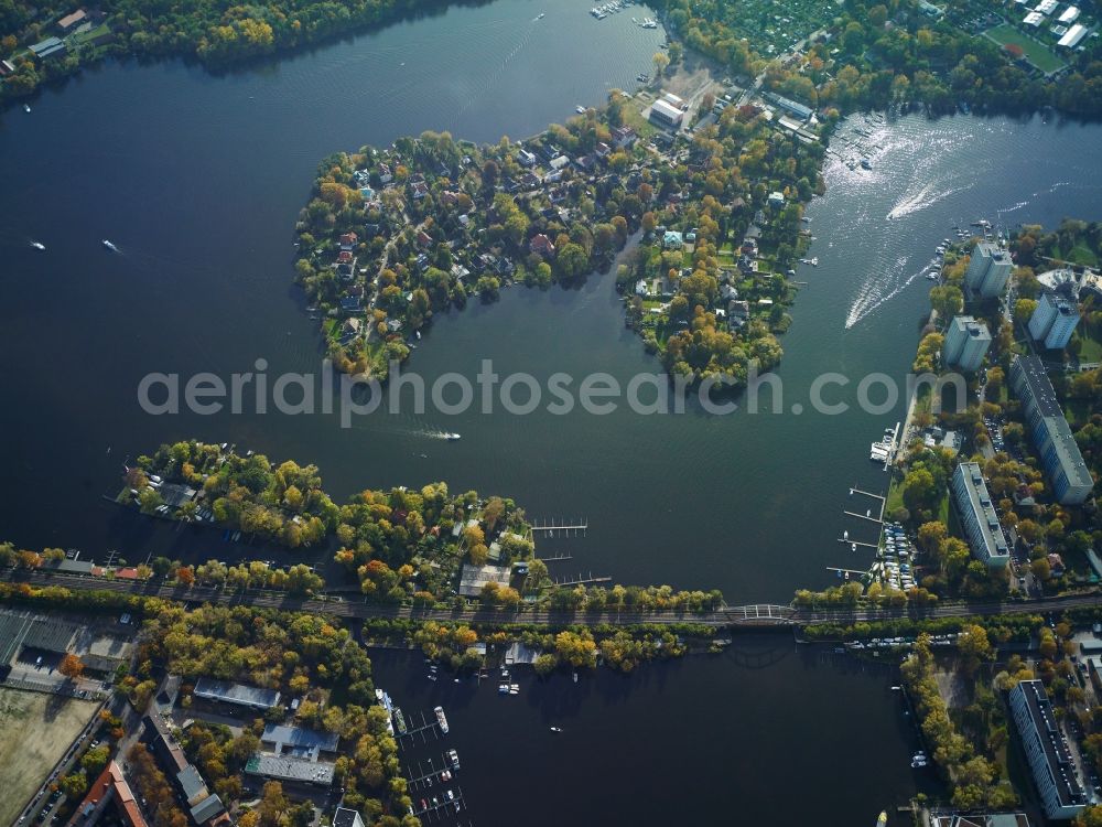 Aerial photograph Potsdam - Riparian zones on the course of the river Havel at the Neustaedter Havelbucht in Potsdam in the state Brandenburg