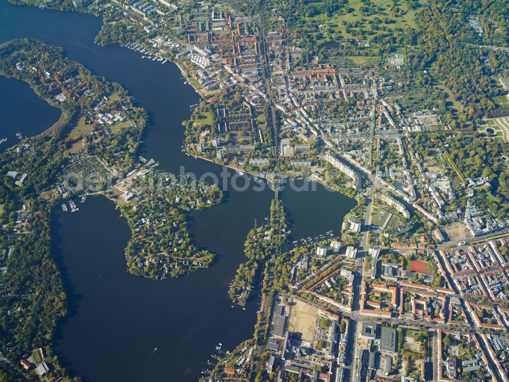 Aerial photograph Potsdam - Riparian zones on the course of the river der Havel in Potsdam in the state Brandenburg