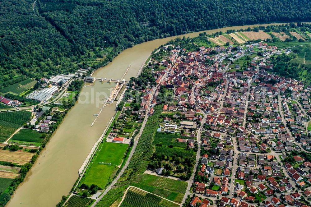 Hessigheim from the bird's eye view: Curved loop of the riparian zones on the course of the river in Hessigheim in the state Baden-Wurttemberg, Germany