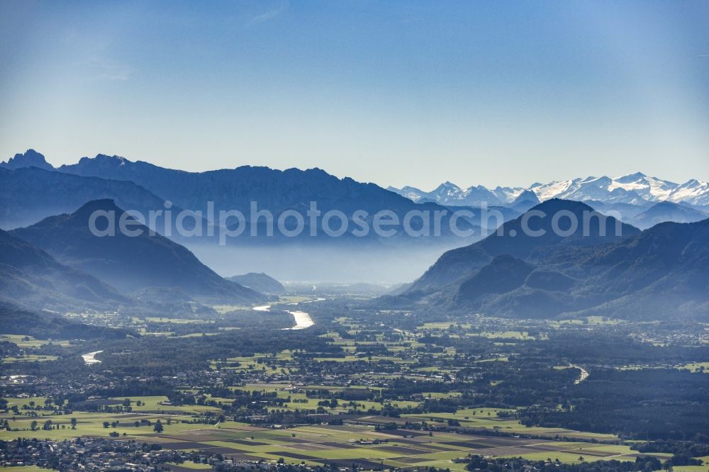 Nußdorf am Inn from the bird's eye view: Riverside areas on the river course of the Inn overlooking the Alps in Nussdorf am Inn in the state of Bavaria, Germany