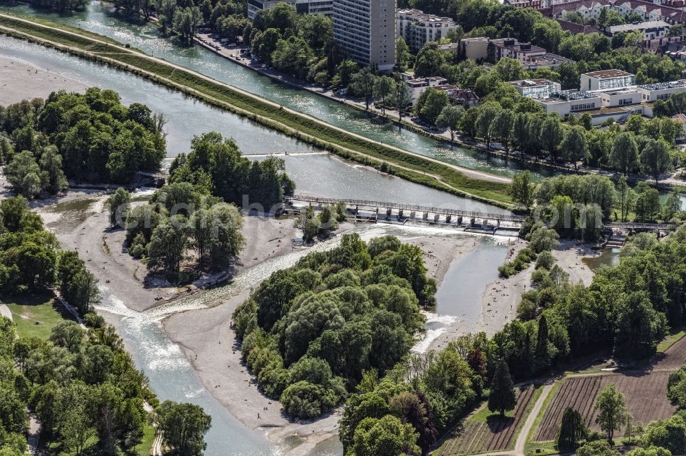 München from the bird's eye view: Riparian zones on the course of the river of Isar on Flaucher in Munich in the state Bavaria, Germany