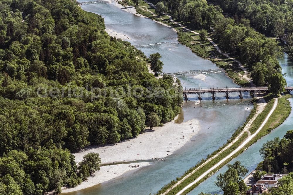 Aerial image München - Riparian zones on the course of the river of Isar on Flaucher in Munich in the state Bavaria, Germany