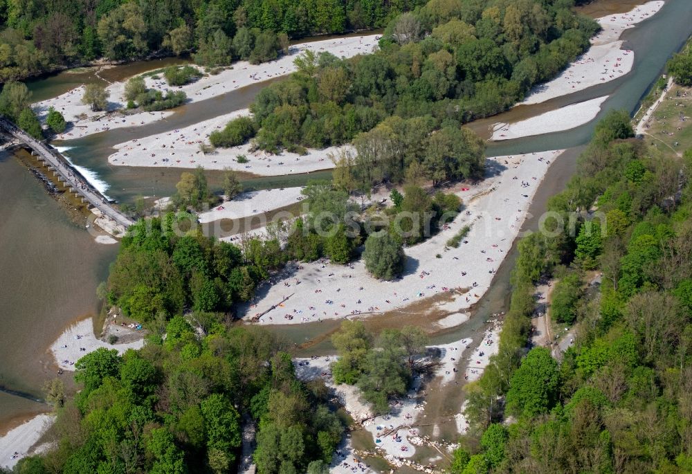 München from the bird's eye view: Riverside areas on the course of the river Isar am Flaucher in the district Sendling in Munich in the state Bavaria, Germany