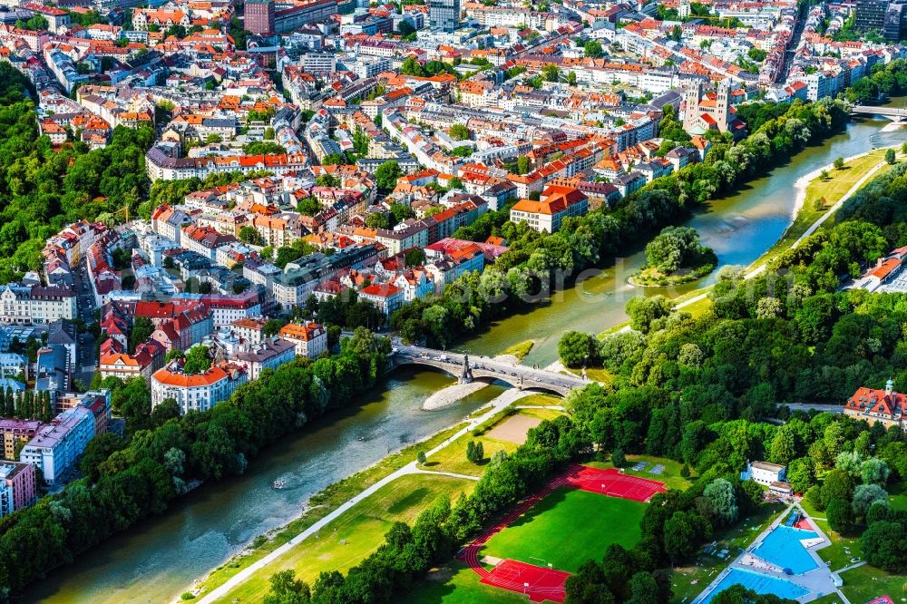 München from above - Riparian zones on the course of the river of the river Isar in the district Ludwigsvorstadt-Isarvorstadt in Munich in the state Bavaria, Germany