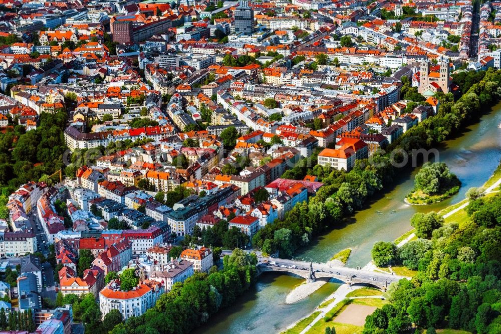 München from the bird's eye view: Riparian zones on the course of the river of the river Isar in the district Ludwigsvorstadt-Isarvorstadt in Munich in the state Bavaria, Germany