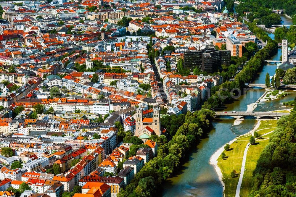 Aerial image München - Riparian zones on the course of the river of the river Isar in the district Ludwigsvorstadt-Isarvorstadt in Munich in the state Bavaria, Germany