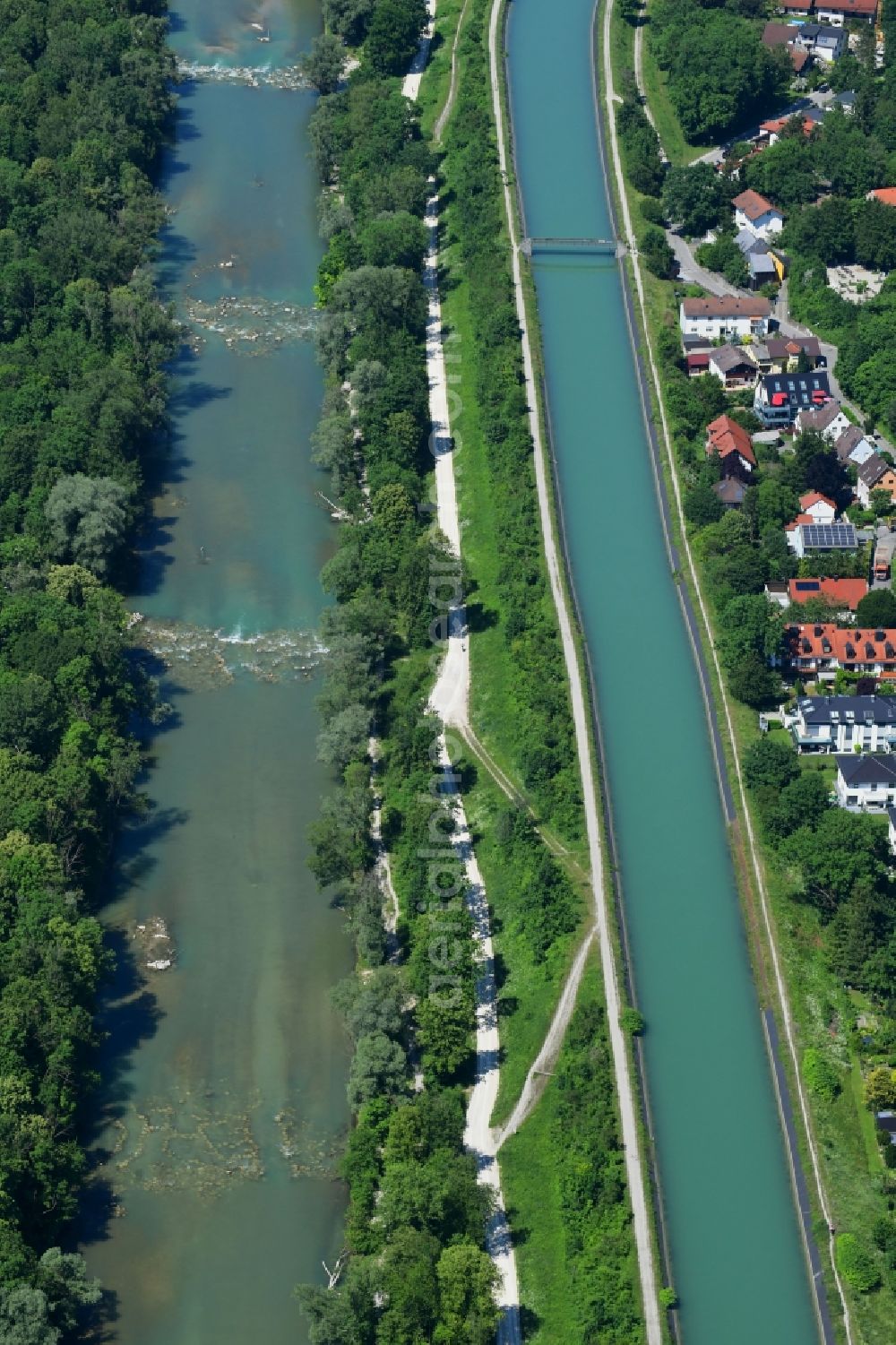 Unterföhring from the bird's eye view: Riparian zones on the course of the river of the river Isar in the district Schwabing-Freimann in Unterfoehring in the state Bavaria, Germany