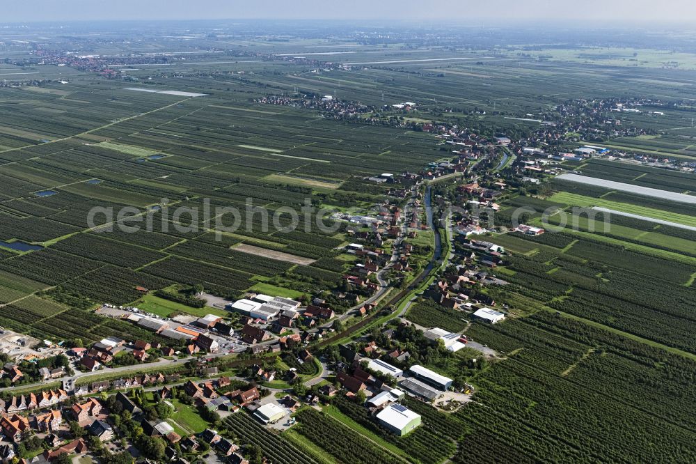 Aerial photograph Mittelnkirchen - Riparian zones on the course of the river of Luehe in Alten Land in Mittelnkirchen in the state Lower Saxony, Germany