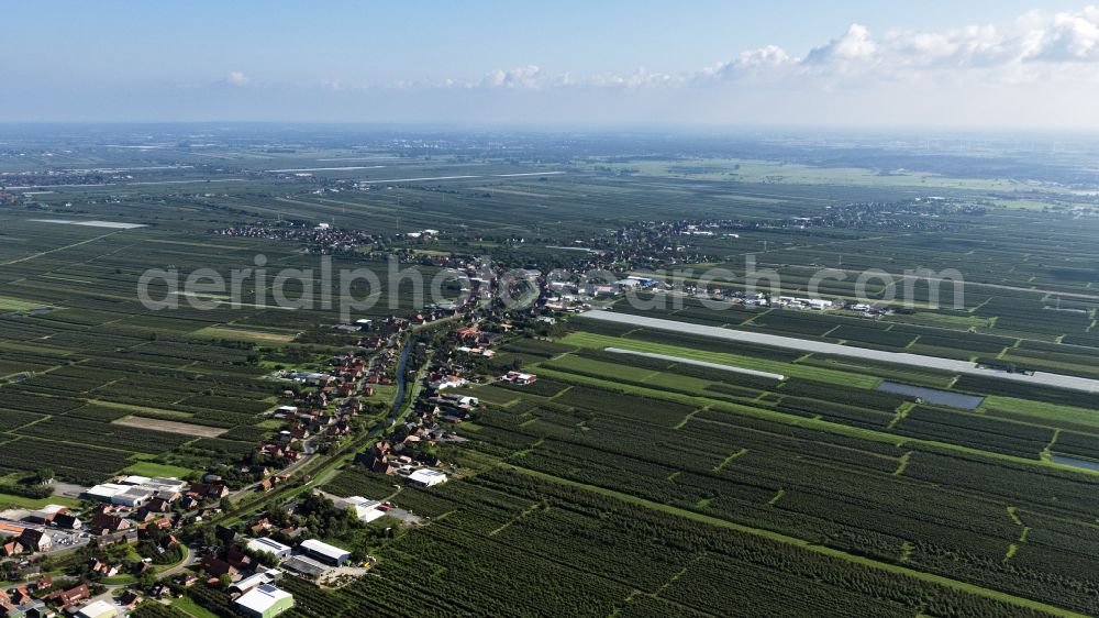 Mittelnkirchen from above - Riparian zones on the course of the river of Luehe in Alten Land in Mittelnkirchen in the state Lower Saxony, Germany