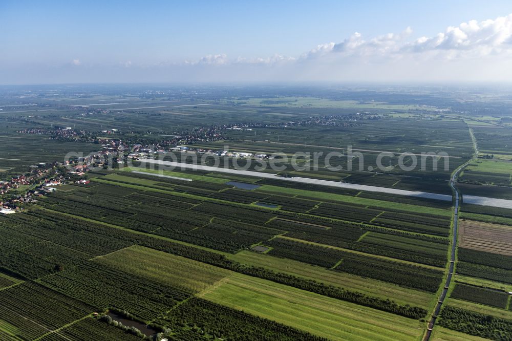 Mittelnkirchen from the bird's eye view: Riparian zones on the course of the river of Luehe in Alten Land in Mittelnkirchen in the state Lower Saxony, Germany