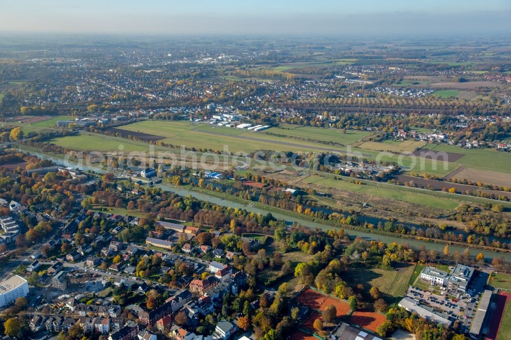 Aerial photograph Hamm - Riparian zones on the course of the Lippe river and the Datteln Hamm canal in Hamm in the state North Rhine-Westphalia. Next to it the airfield of the Luftsport Club Hamm e.V