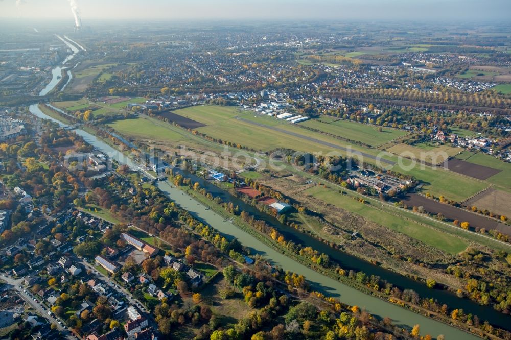 Hamm from above - Riparian zones on the course of the Lippe river and the Datteln Hamm canal in Hamm in the state North Rhine-Westphalia. Next to it the airfield of the Luftsport Club Hamm e.V