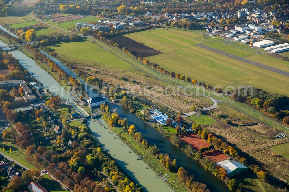 Hamm from the bird's eye view: Riparian zones on the course of the Lippe river and the Datteln Hamm canal in Hamm in the state North Rhine-Westphalia. Next to it the airfield of the Luftsport Club Hamm e.V