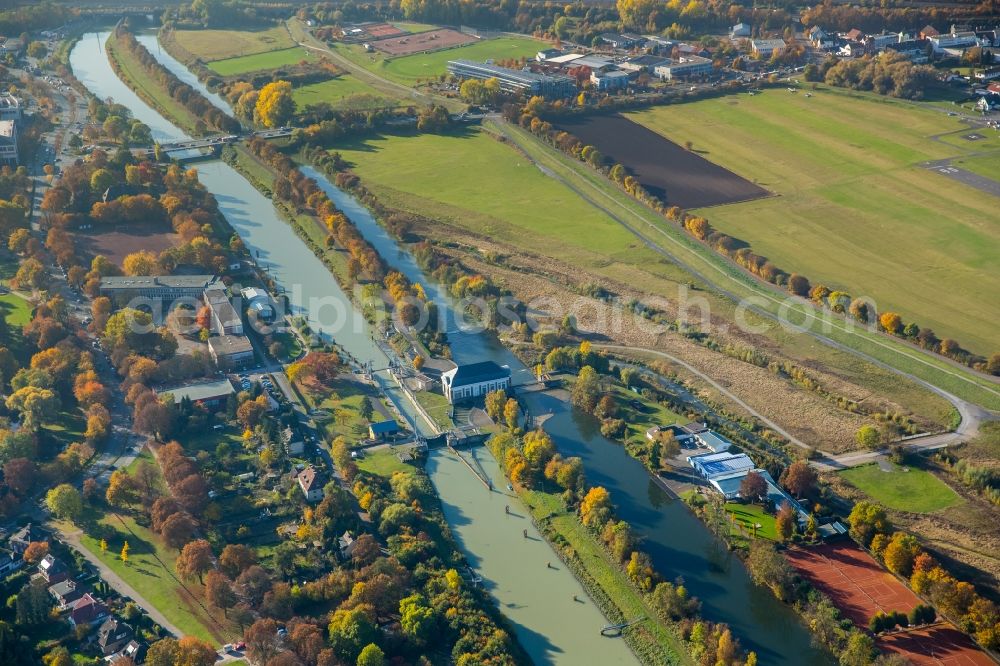 Aerial image Hamm - Riparian zones on the course of the Lippe river and the Datteln Hamm canal in Hamm in the state North Rhine-Westphalia. Next to it the airfield of the Luftsport Club Hamm e.V