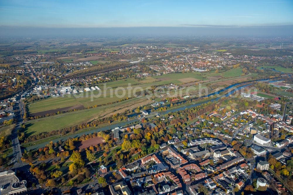 Aerial photograph Hamm - Riparian zones on the course of the Lippe river and the Datteln Hamm canal in Hamm in the state North Rhine-Westphalia. Next to it the airfield of the Luftsport Club Hamm e.V