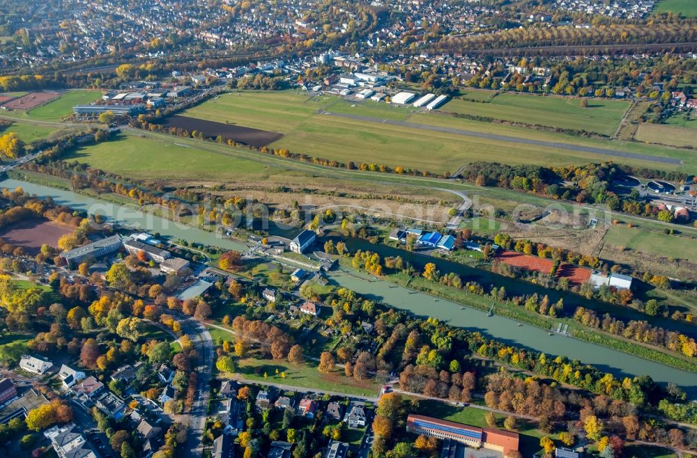 Aerial photograph Hamm - Riparian zones on the course of the Lippe river and the Datteln Hamm canal in Hamm in the state North Rhine-Westphalia. Next to it the airfield of the Luftsport Club Hamm e.V