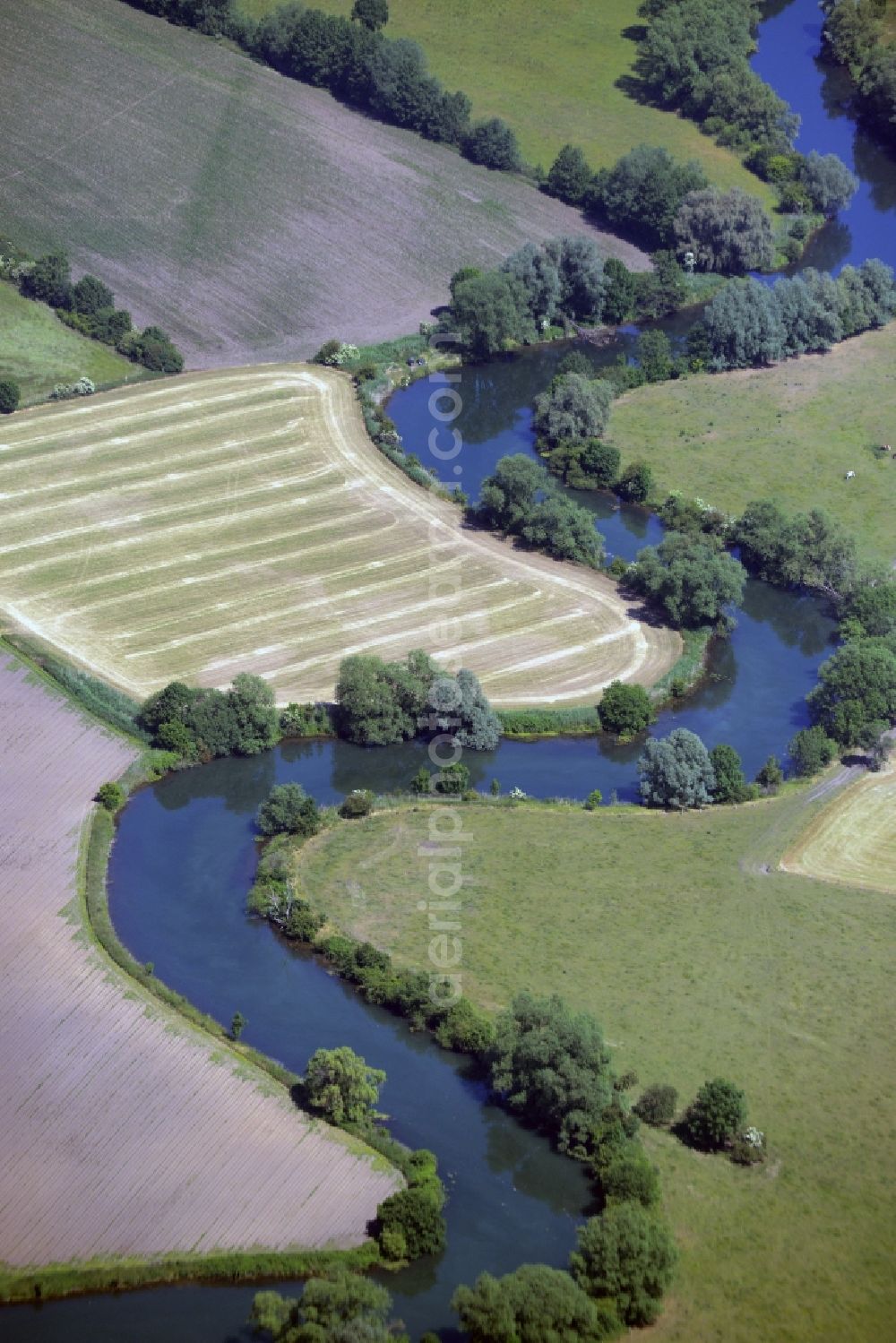 Lünen from above - Uferbereiche am Flussverlauf the lip along the Lippeaue in Luenen im Bundesland Nordrhein-Westfalen