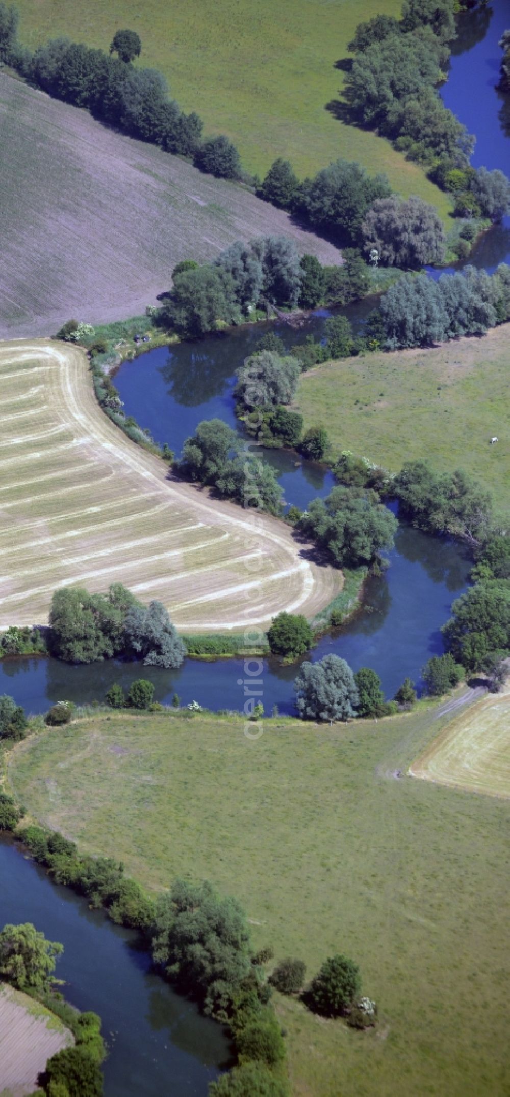 Lünen from the bird's eye view: Uferbereiche am Flussverlauf the lip along the Lippeaue in Luenen im Bundesland Nordrhein-Westfalen