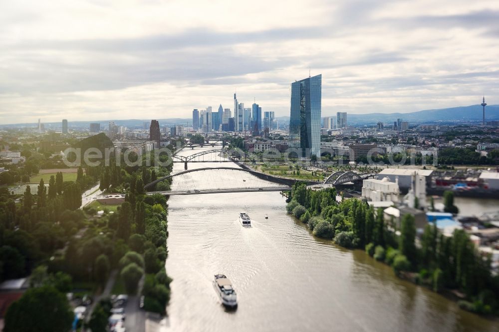 Aerial image Frankfurt am Main - Riparian zones on the course of the river Main in the district Frankfurt am Main Sued in Frankfurt in the state Hesse