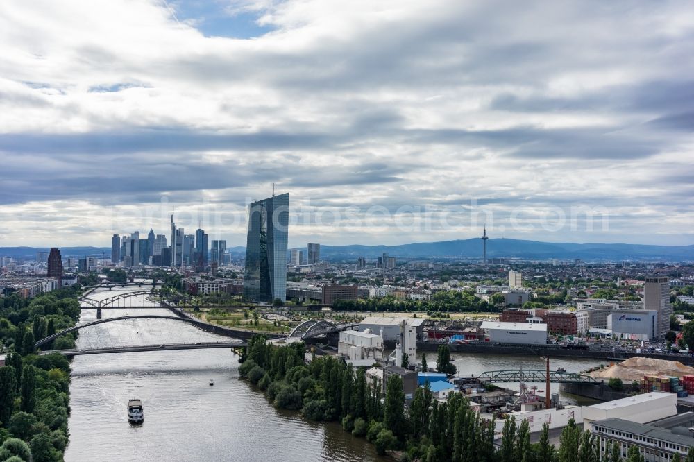 Aerial photograph Frankfurt am Main - Riparian zones on the course of the river of Main destrict Ostend in Frankfurt in the state Hesse