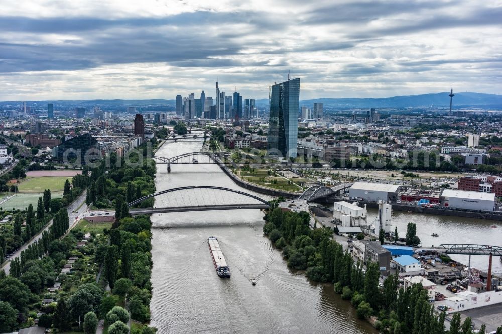 Frankfurt am Main from the bird's eye view: Riparian zones on the course of the river of Main destrict Ostend in Frankfurt in the state Hesse