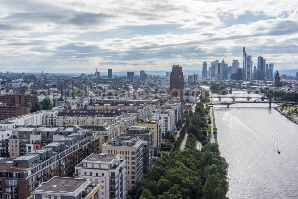 Aerial photograph Frankfurt am Main - Riparian zones on the course of the river of Main destrict Ostend in Frankfurt in the state Hesse