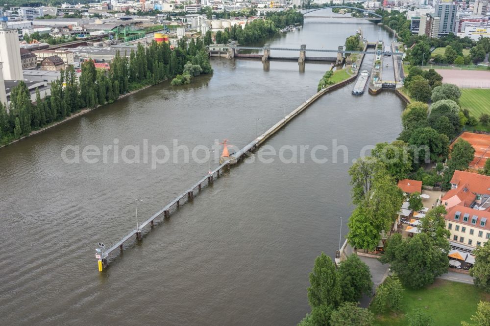 Aerial photograph Offenbach am Main - Riparian zones on the course of the river of Main destrict Ostend in Frankfurt in the state Hesse