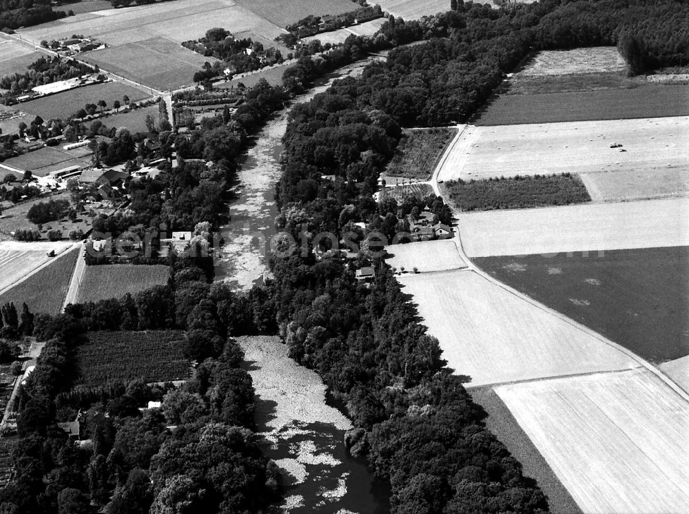 Aerial photograph Krefeld - Riparian zones on the course of the river Niepkuhlen in Krefeld in the state North Rhine-Westphalia, Germany