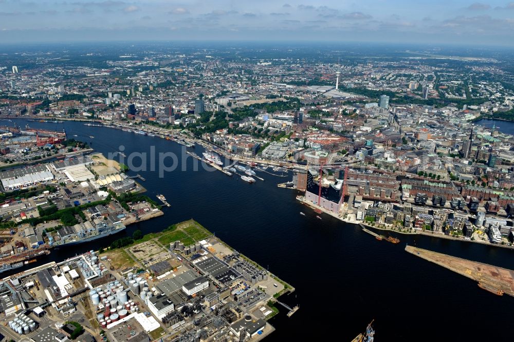 Hamburg from the bird's eye view: Riparian zones on the course of the river Norderelbe on Landungsbruecken in Hamburg in Germany