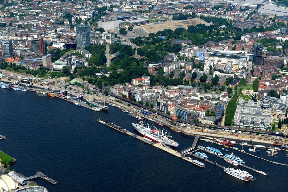 Aerial image Hamburg - Riparian zones on the course of the river Norderelbe on Landungsbruecken in Hamburg in Germany