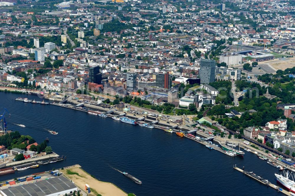 Aerial photograph Hamburg - Riparian zones on the course of the river Norderelbe on Landungsbruecken in Hamburg in Germany