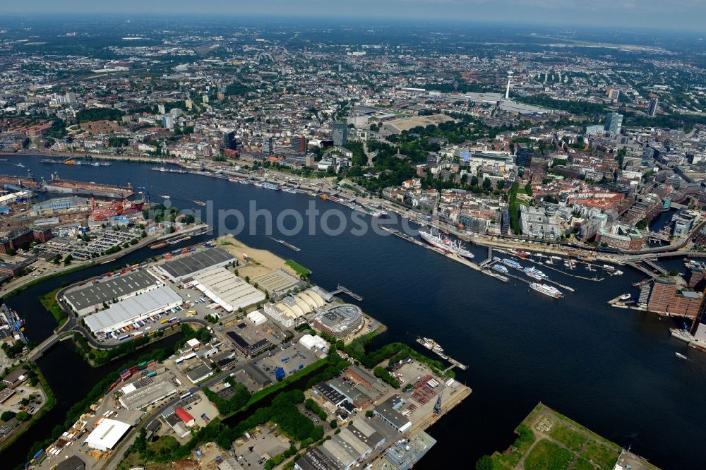 Hamburg from above - Riparian zones on the course of the river Norderelbe on Landungsbruecken in Hamburg in Germany