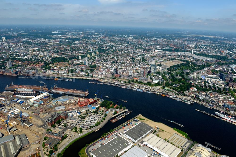 Hamburg from the bird's eye view: Riparian zones on the course of the river Norderelbe on Landungsbruecken in Hamburg in Germany